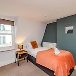 Central Three Bedroom Flat I Sleep Upto 9 Guests