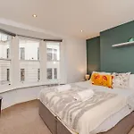 Central Three Bedroom Flat I Sleep Upto 9 Guests