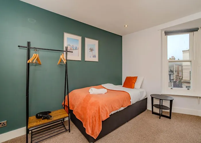 Central Three Bedroom Flat I Sleep Upto 9 Guests