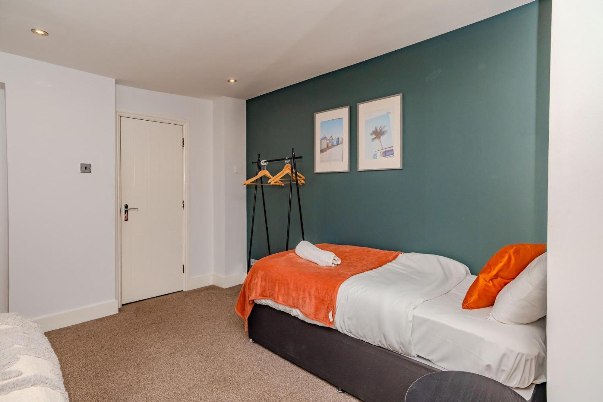 Apartment Three Bedroom Flat I Sleep Upto 9 Guests *