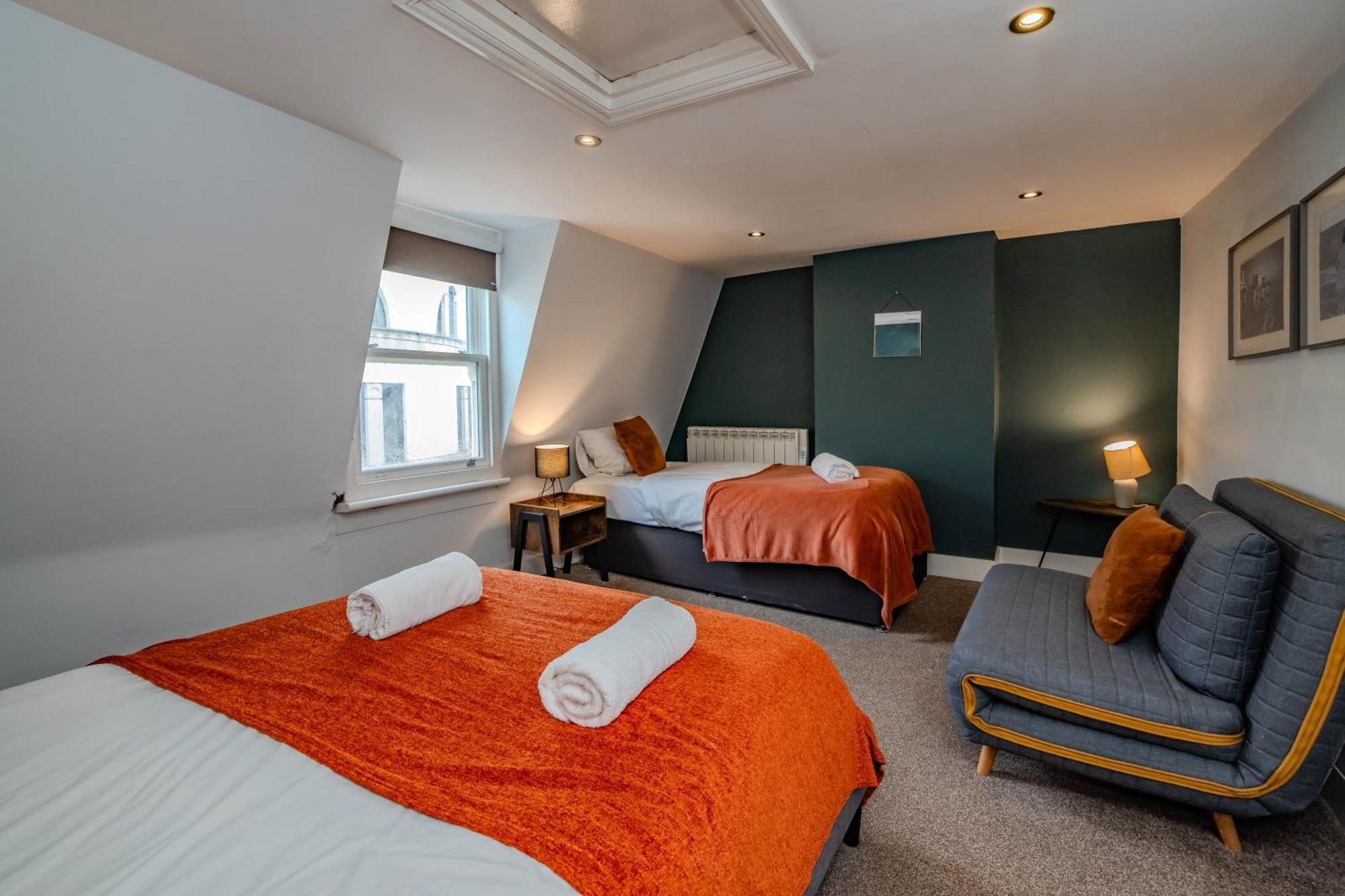 Apartment Three Bedroom Flat I Sleep Upto 9 Guests *